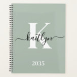 Agenda Monograma de Script Verde do Moderno Sage<br><div class="desc">Este simples e elegante planejador flexível verde 8.5 x 11 com seu primeiro nome em uma letra de script de tendência em preto e seu primeiro início em uma fonte moderna de boné em branco é perfeito para você. É na moda e moda e, no entanto, muito clássico. Isso facilitará...</div>