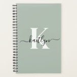 Agenda Monograma de Script Verde do Moderno Sage<br><div class="desc">Este simples e elegante planejador flexível verde 5.5 x 8.5 com seu primeiro nome em uma fonte de script de tendência em preto e seu primeiro início em uma fonte moderna de boné em branco é perfeito para suas chaves. É na moda e moda e, no entanto, muito clássico. Isso...</div>