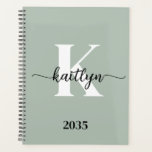 Agenda Monograma de Script Verde Sage<br><div class="desc">Este simples e elegante planejador flexível verde 8.5 x 11 com seu primeiro nome em uma letra de script de tendência em preto e seu primeiro início em uma fonte moderna de boné em branco é perfeito para você. É na moda e moda e, no entanto, muito clássico. Isso facilitará...</div>