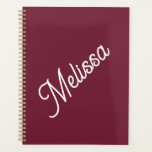 Agenda Monograma de script, vermelho moderno<br><div class="desc">A tipografia de letras grandes faz uma declaração ousada contra o fundo vermelho marrom. Simples mas elegante,  é um presente pessoal que eles vão amar no aniversário,  Natal,  de volta à escola e muito mais.</div>