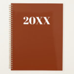 Agenda Monograma do ano da tipografia moderna do terracot<br><div class="desc">Terracotta minimalista e tipografia moderna branca personalizada Planner elegante simples. Texto serif branco personalizado,  fundo plano sólido de terracota. Você pode personalizá-lo com seu nome,  iniciais,  monograma,  ano,  etc ou simplesmente apagar o texto,  e deixar a cor preta sólida e clara.</div>