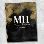 Agenda Monograma do Nome do Script Dourado Preto Moderno<br><div class="desc">Este planejador de na moda é perfeito para acompanhar sua programação, metas e tarefas, seja para uso profissional ou pessoal. O design apresenta um ano personalizável na frente, permitindo que você o atualize por qualquer ano. Com um fundo preto elegante e uma aquarela dourada falsa ou sotaques inspirados em mármore,...</div>