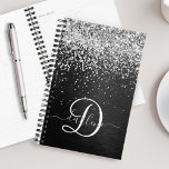 Agenda Monograma do Sparkle Preto com Glitter de Prata Pe<br><div class="desc">Personalize facilmente este design elegante planificador de tendências que apresenta brilho bonito prateado cintilante em um fundo metálico escovado preto.</div>