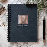 Agenda Monograma Dourado de Marinho Azul de Couro Azul 20<br><div class="desc">Este elegante planejador apresenta uma imagem de fundo digital na imitação da textura de couro azul marinho. Personalize-o com o seu monograma inicial em letra decorativa azul marinho e o seu nome em letra marinho azul em placa impressa num quadrado de metal esfregado em ouro rosa, juntamente com o ano...</div>