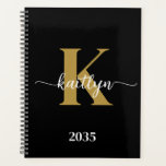 Agenda Monograma Dourado Preto<br><div class="desc">Este simples e elegante planejador suave preto 8.5 x 11 com o seu primeiro nome numa letra de texto de tendência em branco e a sua primeira inicial em boné moderno em ouro é perfeita para si. É na moda e moda e, no entanto, muito clássico. Isso facilitará a manutenção...</div>