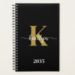 Agenda Monograma Dourado Preto<br><div class="desc">Este simples e elegante planejador maleável preto 5.5 x 8.5 com o seu primeiro nome numa letra de texto de tendência em branco e o seu primeiro início numa fonte moderna de boné em ouro é perfeito para si. É na moda e moda e, no entanto, muito clássico. Isso facilitará...</div>
