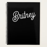 Agenda Monograma e Nome Personalizados de Branco Preto Mo<br><div class="desc">O moderno Black White Monogramas personalizados e o Name Planner soa como um na moda e uma ferramenta prática para se manter organizado. O design preto-e-branco com detalhes personalizados adiciona um toque de sofisticação, fazer que não só seja funcional, como também acessório chic para seu planejamento diário. Se você tiver...</div>