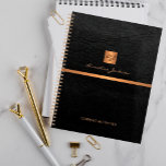 Agenda Monograma elegante de couro preto clássico<br><div class="desc">Escritório exclusivo de luxo ou planificador monograma pessoal com um quadrado fino de ouro metálico em cobre com suas iniciais de nome de monograma e uma faixa cintilante sobre um fundo de couro preto na moda. Adequado para pequenas empresas, profissionais empresariais ou independentes, especialistas em marcas pessoais ou estilistas, artistas...</div>