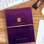 Agenda Monograma elegante de couro roxo clássico<br><div class="desc">Escritório de luxo com aparência exclusiva ou planejador pessoal monogramado 2025 com um quadrado falso de ouro metálico em cobre com suas iniciais de nome de monograma e uma faixa cintilante sobre um fundo de couro na moda púrpura de indigo. Adequado para pequenas empresas, profissionais empresariais ou independentes, especialistas em...</div>