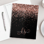 Agenda Monograma Elegante Glitter Dourado Glam Rosa<br><div class="desc">Planador de Monograma Elegante Glitter Dourado Glitter Elegante de Rosa Glam Personalize facilmente este design de planejador de chic de tendência apresentando elegante brilho brilhante rosa de ouro sobre fundo preto. O design apresenta seu monograma manuscrito com toalhetes bonito e nome.</div>