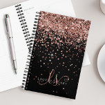 Agenda Monograma Elegante Glitter Dourado Glam Rosa<br><div class="desc">Planador de Monograma Elegante Glitter Dourado Glitter Elegante de Rosa Glam Personalize facilmente este design de planejador de chic de tendência apresentando elegante brilho brilhante rosa de ouro sobre fundo preto. O design apresenta seu monograma manuscrito com toalhetes bonito e nome.</div>