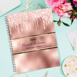 Agenda monograma elegante metálico rosa dourado 2024<br><div class="desc">Um rosa de ouro e um fundo metálico de ouro falso com um rosa de ouro e banda de ouro falso. Decorado com pingos de brilho de rosa dourado, aparência de pingar tinta. Personalize e adicione um ano, seu nome e um título na frente. Letras negras. O nome é escrito...</div>