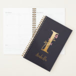 Agenda Monograma Floral Dourado Elegante Azul Personaliza<br><div class="desc">Monograma Floral Elegante Azul Personalizado I Planejador *Para este design, cada letra tem sua própria lista, mas você personaliza seu nome clicando em "personalizar este modelo". Estou a trabalhar na adição de mais cartas; se a sua ainda não estiver incluída na lista, por favor, envie-me uma mensagem e posso enumerá-la...</div>