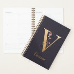 Agenda Monograma Floral Dourado Elegante Azul Personaliza<br><div class="desc">Monograma Floral V Elegante Azul Personalizado * Para este design, cada letra tem sua própria lista, mas você personaliza seu nome clicando em "personalizar este modelo". Estou a trabalhar na adição de mais cartas; se a sua ainda não estiver incluída na lista, por favor, envie-me uma mensagem e posso enumerá-la...</div>