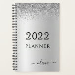 Agenda Monograma Girly Glitter Preto de Prata 2022<br><div class="desc">2022 Silver and Black Faux Sparkle Glitter Monogramme Name and Initial Metallic Stainless Steel Spiral Notebook Wedding Event Planejar. Isto faz o doce e perfeito aniversário de 16 anos, casamento, chá de panela, aniversário, chá de fraldas ou festa de solteira presente para alguém que ama luxo de luxo e estilos...</div>