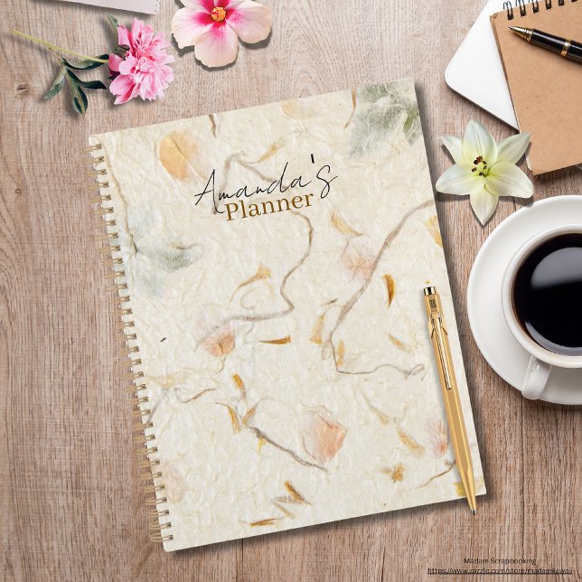 Agenda Monograma, luxo e belo papel de amoreira (Cute mulberry planner for her in natural backgroud with pressed floral and her name. Cusom planners)