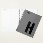 Agenda Monograma Mínimo Cinza Inicial Preto<br><div class="desc">Masculine Planner, com sua escolha de ano inicial e editável. Esse design minimalista apresenta uma tipografia sans serif de tamanho excessivo em preto em fundo de cinza. O modelo está configurado para que você altere a carta e edite o ano. Se desejar editar as cores também, clique em "personalizar mais"...</div>