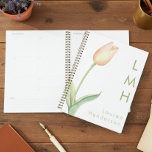 Agenda Monograma Mínimo Moderno de Peach Watercolor Tulip<br><div class="desc">Apresentando nosso planejador moderno e elegante, onde simplicidade e a beleza de uma tulipa de cor d'água de pêssego pálido do solteiro ocupam o palco central. Contra um fundo primitivo, essa design capta a essência da elegância pura e subestimada. Adicione um nome e iniciais para um toque pessoal. Criado pela...</div>