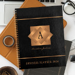 Agenda Monograma moderno dourado preto, script elegante<br><div class="desc">Um negócio elegante ou um planejador negro pessoal 2024 com etiqueta quadrada monométrica metálica de cobre de ouro e cobre, em um fundo de couro preto. Perfect para uma imagem de negócios de na moda para um gerente empresarial, diretor, estilista de moda, decorador de interiores de casa, designer, arquiteto, gerente...</div>