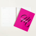 Agenda Monograma moderno minimalista, nome inicial rosa q<br><div class="desc">Monograma moderno minimalista,  nome inicial preto branco. Nome personalizado personalizável com uma inicial cursiva atrás de uma cor rosa-quente.</div>
