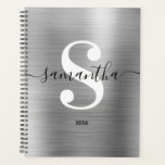 Agenda Monograma Moderno Preto Branco e Prata<br><div class="desc">Monograma preto e branco com uma caligrafia moderna de estilo atual e fonte moderna elegante. Aumente ou diminua o tamanho da fonte conforme necessário para o seu monograma. Mantenha o formato da data do ano letivo ou altere conforme suas necessidades. Planejador personalizado preto, branco e gradiente ombre de folha de...</div>
