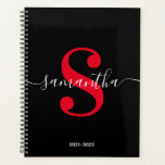 Agenda Monograma Moderno Preto Branco e Vermelho Brilhant<br><div class="desc">Um monograma personalizado em um estilo moderno e trendy de caligrafia branca combinado com uma fonte moderna e elegante vermelha brilhante. Aumente ou diminua o tamanho da fonte conforme necessário para o seu monograma. Personalize a cor de fundo preto sólido minimalista. Mantenha o formato de data do ano letivo ou...</div>