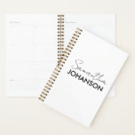 Agenda Monograma Nome de Script Moderno Minimalista<br><div class="desc">Aumente sua rotina diária com nosso Planejador Minimalista de Nome de Script do Monograma. Este planejador não é apenas uma ferramenta; é uma extensão do seu estilo pessoal, misturando simplicidade com elegância. O monograma personalizado no cobrir acrescenta um toque de refinamento, fazer cada sessão de planejamento se sinta como um...</div>