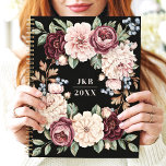 Agenda Monograma Personalizado de Ferida Floral Escura El<br><div class="desc">Este sofisticado design apresenta uma coroa floral exuberante, com flores ricas em tons de burgundy, blush e creme, acentuados por verde macio e bagas. O fundo preto escuro melhora a elegância do eterno do arranjo floral, enquanto as iniciais personalizáveis e o ano o tornam único e pessoal. Perfeito para profissionais,...</div>
