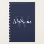 Agenda Monograma personalizado e Marinho de nome azul<br><div class="desc">Monograma personalizado e Dif de nome apresentam nome personalizado no estilo de fonte e monograma do script branco no estilo de fonte azul-marinho claro como fundo,  no fundo azul-marinho. Perfeito como presente para ele,  presente de dia de os pais e presente para qualquer ocasião especial.</div>