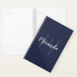 Agenda Monograma Personalizado Moderno e Marinho de Nome<br><div class="desc">Monograma Personalizado e Presente de Nome com nome personalizado no estilo de fonte do script moderno branco e monograma no estilo de fonte do script moderno azul-marinho claro como fundo no fundo azul-marinho. Perfeito como presente e presente de ano novo para qualquer ocasião especial.</div>
