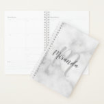 Agenda Monograma Personalizado Moderno e Símbolo Branco<br><div class="desc">Monograma Personalizado e Nome Oferecendo nome personalizado no estilo de fonte do script moderno da cinza com monograma no estilo de fonte moderno do script da cinza clara como fundo de fundo no fundo branco mármore.

Perfeito como presente e presente de ano novo para qualquer ocasião especial.</div>