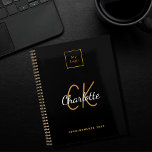 Agenda Monograma preto de ouro de logotipo, negócios mode<br><div class="desc">Um fundo negro. Personalize e adicione o logotipo da sua empresa,  as iniciais do monograma,  o nome e um título. Ouro e letras brancas. O logotipo da sua empresa na frente e atrás.</div>