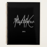Agenda Monograma Preto Personalizado Nome Inicial Ano Min<br><div class="desc">Personalize e adicione seu nome,  iniciais de monograma e ano. ouro e letras brancas. O nome é escrito com um script de estilo manuscrito.</div>