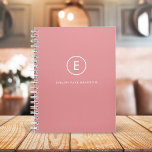 Agenda Monograma Rosa Rosa Feminina Menina Minimamente In<br><div class="desc">Um simples design de monograma com tipografia moderna em branco sobre fundo cor-de-rosa pincelado. O design apresenta um monograma inicial solteiro com uma borda redonda minimalista. O texto pode ser facilmente personalizado para atender às suas necessidades para o acessório de presentes ou papelaria perfeitamente personalizado!</div>