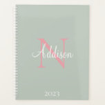 Agenda Monograma Verde Sage Personalizado Rosa<br><div class="desc">Bonito e pastel com monograma branco e rosa. Uma cor suave e linda. Para a mulher clássica e na moda.</div>
