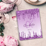 Agenda Monograma violeta 2025 com gotas de púrpura<br><div class="desc">Um fundo roxo e violeta com gotas roxas profundas, pintura pingando. Personalize e adicione um ano (qualquer ano) um nome para as suas iniciais do monograma. O nome é escrito em roxo com um moderno estilo escrito à mão. Perfeito para negócios, escola, diário, trabalho ou organização da sua vida pessoal/familiar....</div>