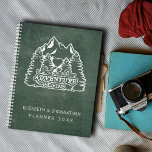 Agenda Montanha Começa Casamento Verde Chalkboard<br><div class="desc">Planeje seu casamento de sonho em meio à beleza encantadora da natureza com nossa Aventura de Montanha Começa Planner de Casamento Verde Chalkboard! Criado com um logotipo cativante com montanhas majestosas, palmeiras graciosas, e um símbolo cardíaco, acompanhado da elegante citação 'E assim nossa aventura começa' em tipografia branca, este planejador...</div>
