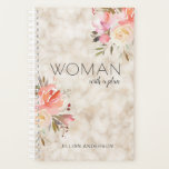 Agenda Mulher inteligente com plano flexível personalizad<br><div class="desc">Para a mulher organizada que prospera no planejamento, esta design inteligente apresenta um fundo de padrão de mármore bege neutro com buquês de pêssego, cor-de-rosa e branca cremosa em lados opostos. O título do planejador é "Mulher com plano". Edite o nome do exemplo com o nome desejado ou outro texto....</div>