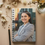 Agenda Mulheres de Negócios Foto para o Profissional Eleg<br><div class="desc">Este planejador combina um design contemporâneo com sofisticação,  oferecendo uma abordagem na moda e organizada aos seus planos de negócios semanais.</div>