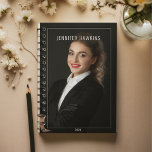 Agenda Mulheres Profissionais Elegantes Foto Preto e Bran<br><div class="desc">Explore a organização moderna com nossa Elegante Professional Women Photo Black & White Planner. Este planejador combina um design contemporâneo com funcionalidade,  oferecendo uma abordagem na moda e eficiente aos seus planos de negócios semanais com espaço para uma foto personalizada.</div>