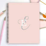 Agenda Na moda Moderno Monograma Tipografia Cor-de-rosa<br><div class="desc">Uma elegante representação na moda do seu nome e monograma acentua este planejador personalizado com serifas clássicas e uma tipografia de script mais ornamentado numa simetria equilibrada. Os três elementos se combinam lindamente para criar seu próprio logotipo pessoal de marca. Mostrado aqui com um fundo cor-de-rosa pincelado e suave com...</div>