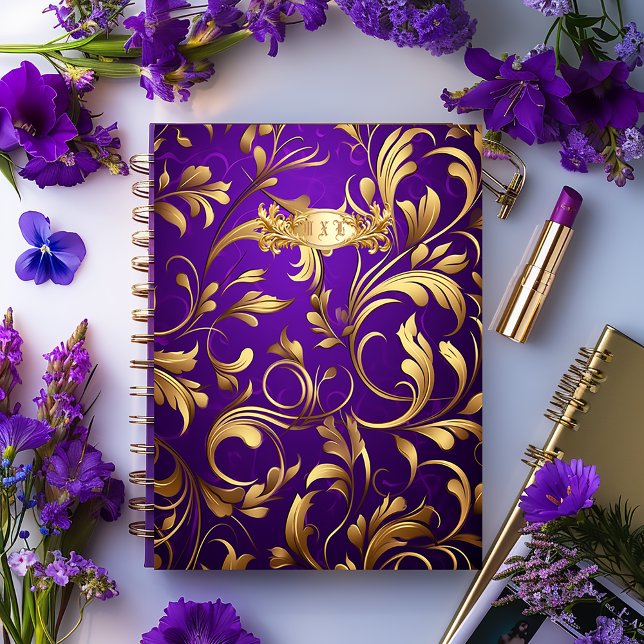 Agenda Na moda Purple e Dourado Damask Monograma (Stylish Purple and Gold Damask Monogrammed Planner/ Glossy Softcover or Matte Hardcover )