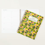 Agenda Nome Amarelo Floral de Aquarela Elegante 2025<br><div class="desc">Adicione um toque de elegância ao seu planejamento com este Planejador Personalizado de Padrão Floral de Watercolor em matizes roxas e amarelas. As delicadas flores aquáticas criam um design sereno e sofisticado, perfeito para organizar seus dias com beleza e graça. Personalize-o com seu nome para torná-lo verdadeiramente seu, e desfrute...</div>
