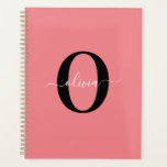 Agenda Nome com Letra Inicial Personalizada Preto Branco<br><div class="desc">Este elegante monograma e design de nome em letra cursiva estilosa podem ser dados como presente de aniversário, Dia das Mães ou qualquer outra ocasião. Pode ser personalizado com a inicial e o nome da pessoa. Você pode alterar a fonte, a cor da fonte, o tamanho da fonte e a...</div>