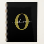 Agenda Nome com Letra Maiúscula Personalizada Preto Branc<br><div class="desc">Este monograma elegante e design de nome de script elegante pode ser dado como presente para um aniversário, casamento, chá de noiva, aniversário de casamento, Dia das Mães ou qualquer ocasião. Ele pode ser personalizado com a inicial e o nome da pessoa. Você pode alterar a fonte, cor da fonte,...</div>