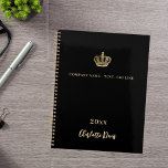 Agenda Nome da coroa dourada preta ano de atividade<br><div class="desc">Um na moda,  clássico fundo negro. Personalize e adicione seu nome comercial,  ano e nome pessoal. Ouros. Se desejar sem texto,  use sua chave de espaço traseiro para excluí-la. Decorado com uma coroa de ouro falsa. A coroa e o texto tanto na frente quanto no verso.</div>