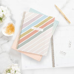 Agenda Nome da faixa mínima colorida do arco-íris moderno<br><div class="desc">Diversão,  moderna e colorida listras arco-íris personalizadas planejador de nomes. A design apresenta um design de faixa colorida moderna do arco-íris e um nome personalizado. Design por Moodthology Papery.</div>