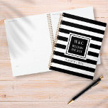 Agenda Nome da família Black White Stripe Monograma 2023<br><div class="desc">Planeador de monogramas personalizado com na moda trendy,  contendo um padrão listrado preto-e-branco com suas iniciais e nome da família,  com a data estabelecida em um quadrado bordado-preto com um texto branco clássico. Projetado por Thisnotme©</div>