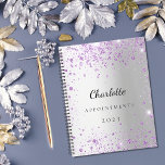 Agenda Nome da lente violeta da lavanda de prata 2024<br><div class="desc">Um fundo metálico de aspecto fino prateado decorado com pó de brilho violeta roxo. Personalize e adicione um nome,  título e ano.</div>