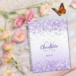 Agenda Nome da lente violeta monograma 2025<br><div class="desc">Fundo verde violeta e branco decorado com brilho violeta,  faíscas. Personalize e adicione seu primeiro nome,  iniciais de monograma e ano.</div>